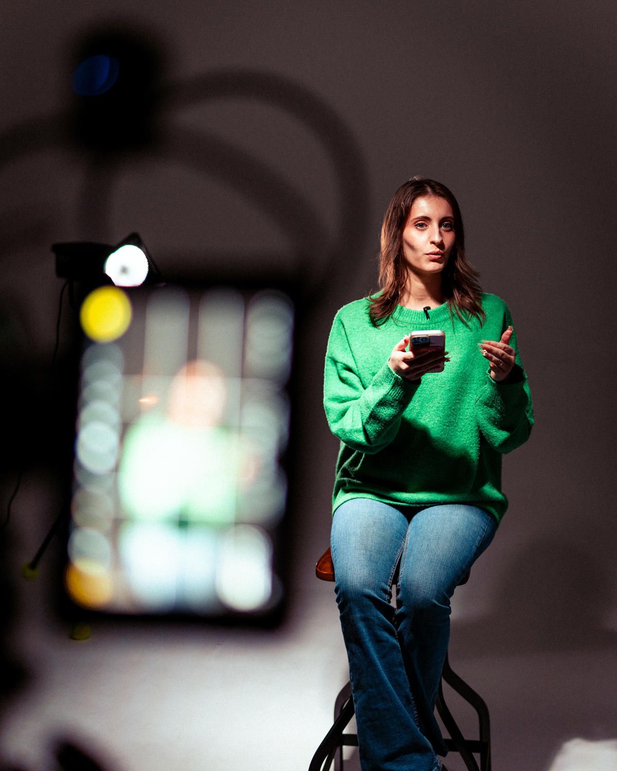 Ophenya, créatrice de contenu, lors du tournage de la capsule vidéo
